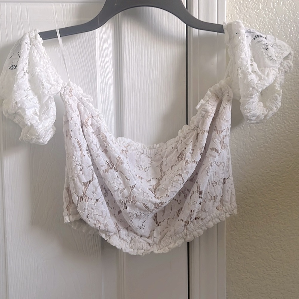 A cute tropical top ! Sleeveless and perfect for a vacation.